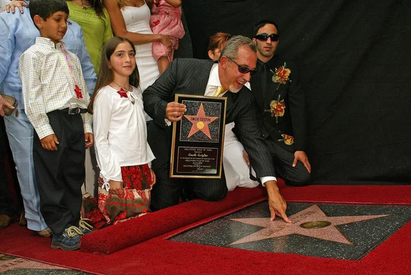 Emilio estefan geëerd met een ster op de hollywood walk van roem — Stockfoto