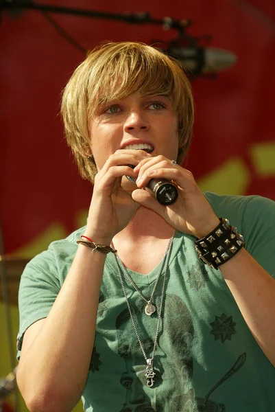 Jesse Mccartney προωθεί του Bradley Milton Twister κινήσεις παιχνίδι — Φωτογραφία Αρχείου