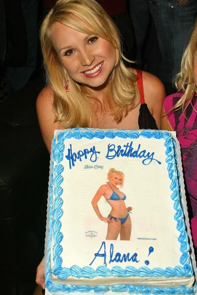 Alana Curry y su pastel de cumpleaños en Alana Currys Birthday Bash, Spider Club, Hollywood, CA 05-04-05 — Foto de Stock