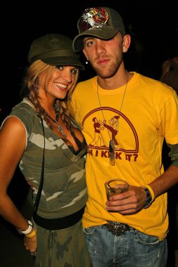 ed hardy defile ve enerji denize indirmek eğlenti içmek