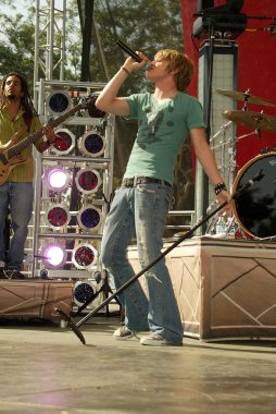 Jesse Mccartney Milton Bradley'nın Twister hamle oyun teşvik etmektedir.