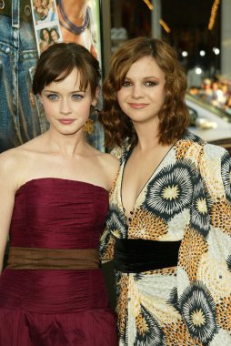Alexis bledel ve dünyaya amber tamblyn, warner Bros Çin Tiyatrosu, hollywood, ca 05 / 31 / 05 Gezgin pantolon Kardeşliği premiere