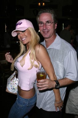 Kerry oconnell ve jack gümüş iki kız ve bir tavşan saddle ranch, saddle ranch chop house, west hollywood, ca 07-17-05