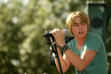 Jesse Mccartney Milton Bradley'nın Twister hamle oyun teşvik etmektedir.