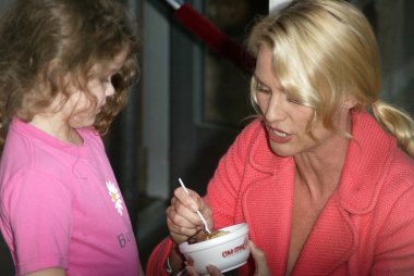 Soğuk taş süthane'nın dondurma pasta sosyal