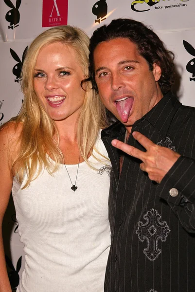 Victoria daha dolgun ve jonathan baker