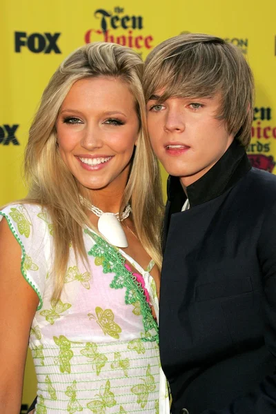 Katie Cassidy and Jesse Mccartney at the 2005 Teen Choice Awards. Universal Studios, Universal City, CA. 08-14-05. — Stock Photo, Image