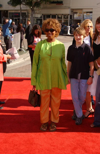 Alfre Woodard na estreia de Dreamer, Mann Village Theatre, Westwood, CA 10-09-05 — Fotografia de Stock