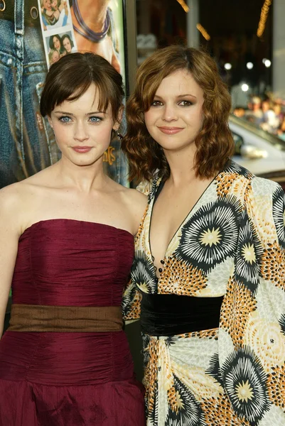 Alexis Bledel et Amber Tamblyn à la première mondiale de Warner Bros. The Sisterhood of the Traveling Pants at the Chinese Theater, Hollywood, CA 31-05-05 — Photo