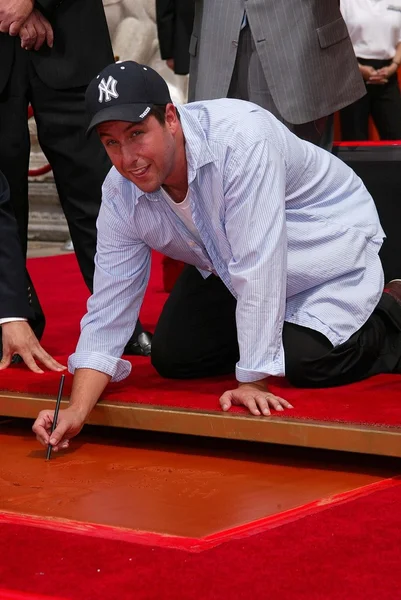 Adam sandler at sandlers hand and foot print zeremonie im chinesischen theater, hollywood, ca 17.05. — Stockfoto