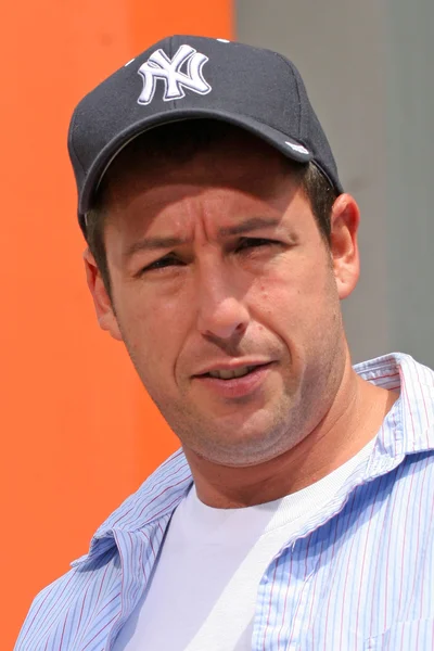 Adam sandler at sandlers hand and foot print zeremonie im chinesischen theater, hollywood, ca 17.05. — Stockfoto