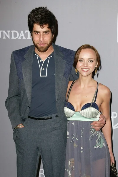 Adam Goldberg y Christina Ricci en el Desfile de Moda Proenza Schouler del Otoño 2005 en beneficio de la Fundación Violación, Ubicación Privada, Santa Mónica, CA 04-28-05 — Foto de Stock