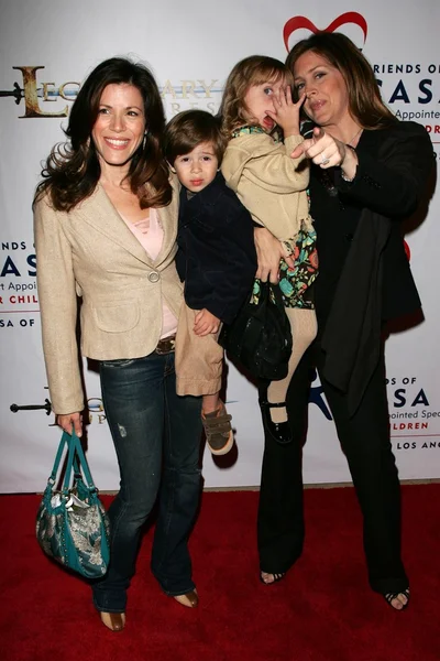 Tricia Leigh Fisher and son Holden with Joely Fisher and daughter Stella — Stock Photo, Image