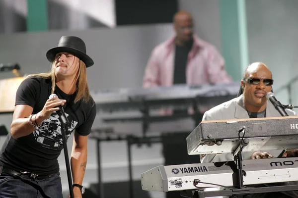 Kinderrock und Stevie Wonder während der Show der World Music Awards. kodak theater, hollywood, ca. 31.08.05 — Stockfoto