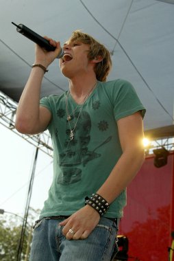 Jesse Mccartney Milton Bradley'nın Twister hamle oyun teşvik etmektedir.