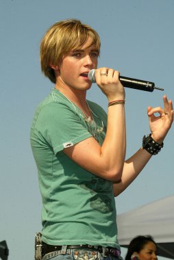 Jesse Mccartney Milton Bradley'nın Twister hamle oyun teşvik etmektedir.