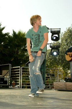 Jesse Mccartney Milton Bradley'nın Twister hamle oyun teşvik etmektedir.