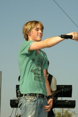 Jesse Mccartney Milton Bradley'nın Twister hamle oyun teşvik etmektedir.