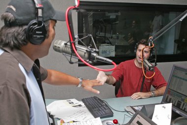 97.1 klsx'ın leo quinones 