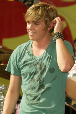 Jesse Mccartney Milton Bradley'nın Twister hamle oyun teşvik etmektedir.