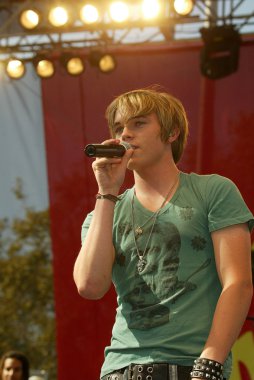 Jesse Mccartney Milton Bradley'nın Twister hamle oyun teşvik etmektedir.