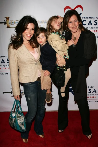 Tricia Leigh Fisher e filho Holden com Joely Fisher e filha Stella — Fotografia de Stock