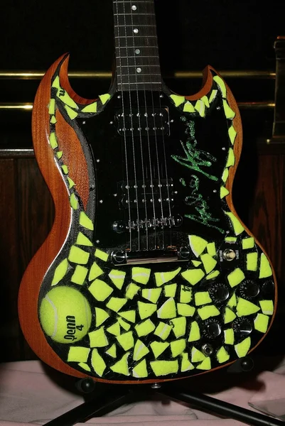 Rock The Cure Celebrity Decorated Guitars — Stock Photo, Image