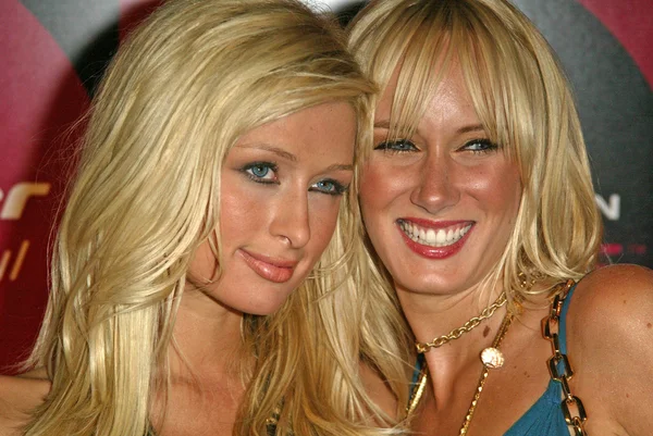 Paris hilton och kimberly stewart — Stockfoto