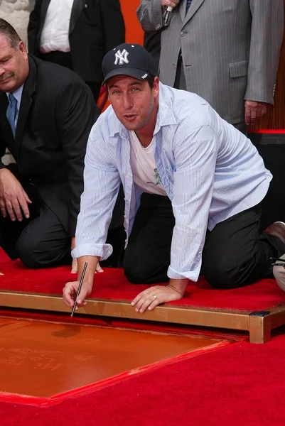 Adam sandler op sandlers handen en voeten afdrukken ceremoney op de chinese theater, hollywood, ca 05-17-05 — Stockfoto