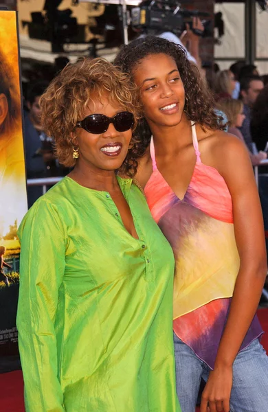 Alfre Woodard e filha Mavis na estreia de Dreamer, Mann Village Theatre, Westwood, CA 10-09-05 — Fotografia de Stock