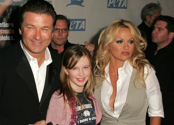 Alec baldwin se svou dcerou Irsko eliesse a pamela anderson na petas 25th výročí slavnostní a humanitární ocenění show. Paramount pictures, hollywood, ca. 09-10-05 — Stock fotografie