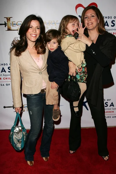 Tricia Leigh Fisher y su hijo Holden con Joely Fisher y su hija Stella — Foto de Stock