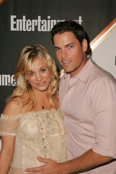 Kaley Cuoco and Jaron Lowenstein — Stock Photo, Image