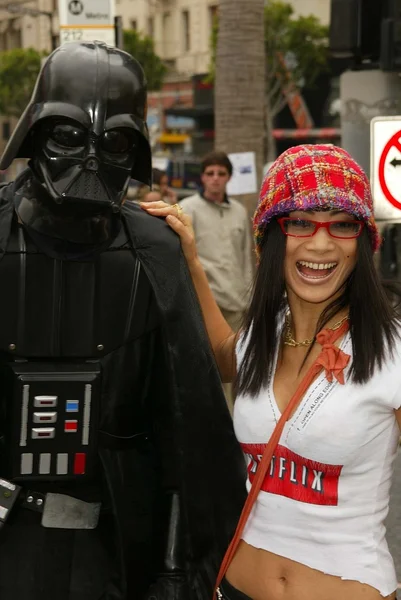 Bai Ling and Eetflix Deliver DVD Relief to Star Wars Fans — Stock Photo, Image