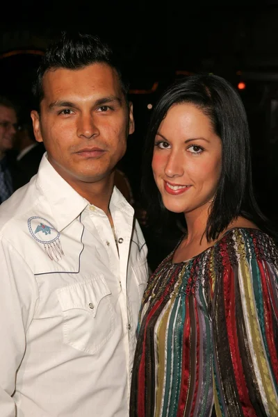 Adam Beach en zijn vrouw Tara in het Première van "nto The Blue. Mann Village, Westwood, Californië. 09-21-05 — Stockfoto