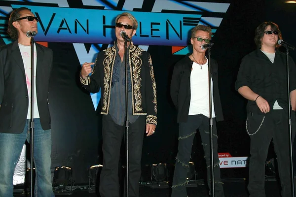 Alex van halen en david lee roth met eddie van halen en wolfgang van halen — Stockfoto