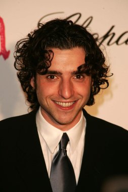 un coche cubierto de nieve