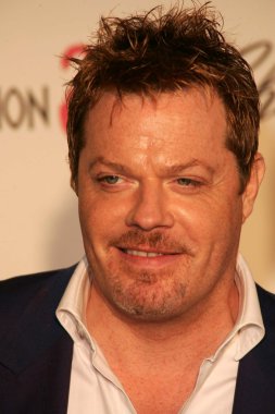 un coche cubierto de nieve