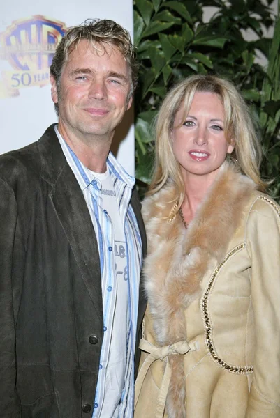 John Schneider und Frau Warner bros — Stockfoto