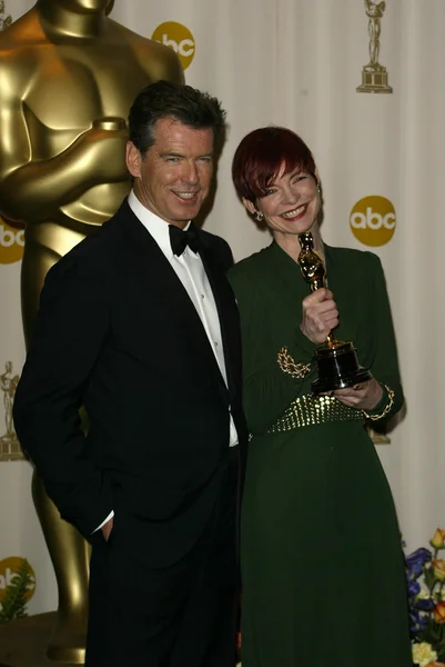 Pierce Brosnan and Sandy Powell — Stock Photo, Image