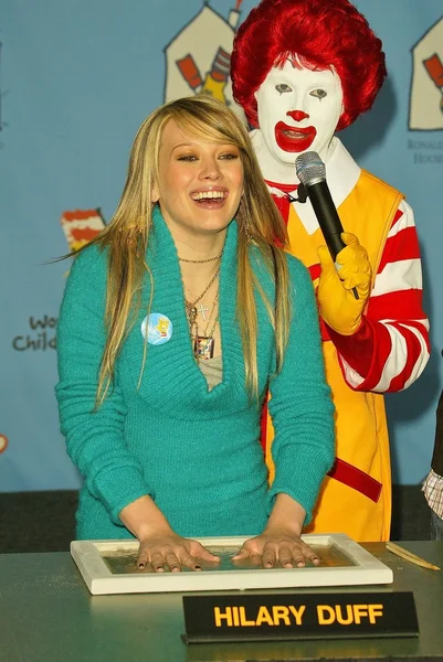 麦当劳世界儿童日 2004 年拉开序幕 — 图库照片