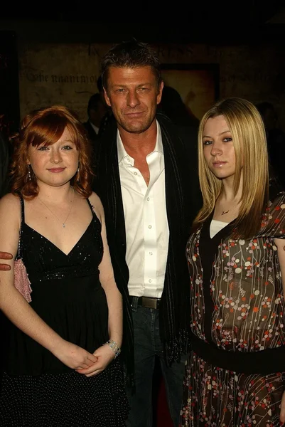 Sean Bean and daughters — Stock Photo, Image