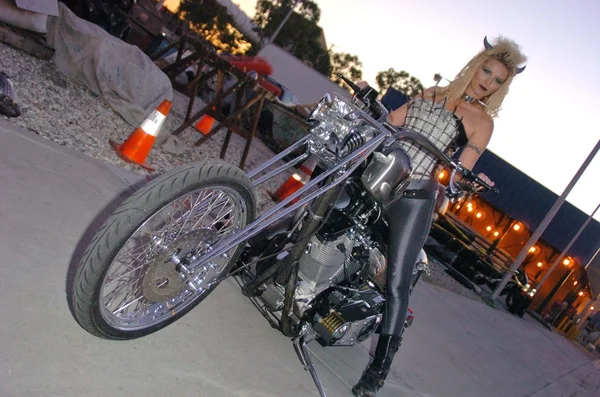 Kiera chaplin am set von black label societys new music video selbstmord messiah, long beach, ca 01-16-05 — Stockfoto