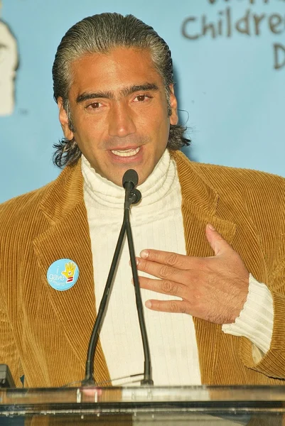 Alejandro fernandez på mcdonald sparka bort av världen barnens dag 2004, mcdonald's store, los angeles, ca 11-09-04 — Stockfoto