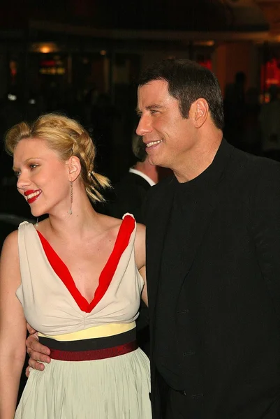 Scarlett johansson och john travolta — Stockfoto