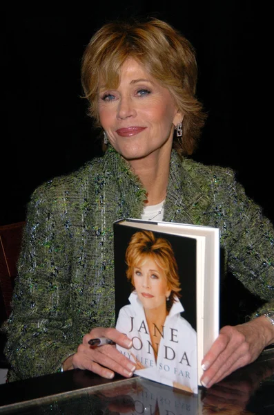Jane Fonda firma il suo libro "La mia vita finora " — Foto Stock