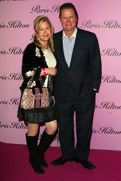 Kathy and Rick Hilton Paris parents at the Paris Hilton Fragrance Launch Party at 5900 Wilshire Blvd. Los Angeles, CA. 12-03-04 — Stock Photo, Image