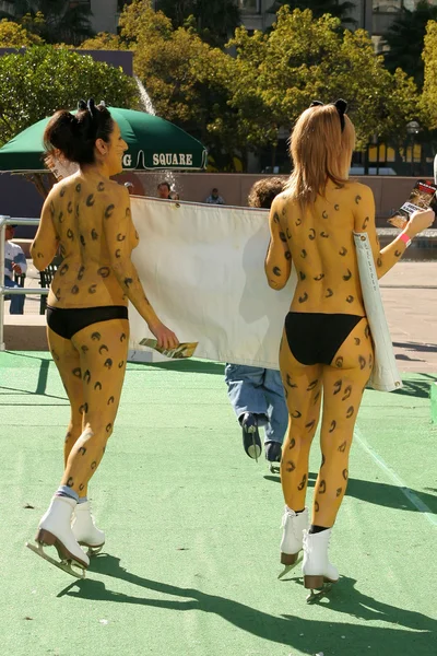 PETA's Hot "Leopard Ladies" Anti-Fur Icecapade — Stockfoto