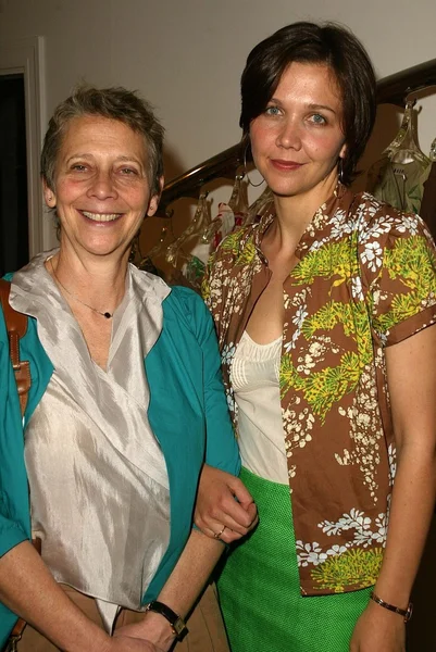 Maggie Gyllenhaal y madre Naomi — Foto de Stock