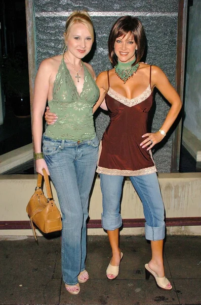 Alana Curry e Barbara Moore alla Julie McCulloughs 40th Birthday Party, Yi Cuisine, West Hollywood, CA 01-30-05 — Foto Stock